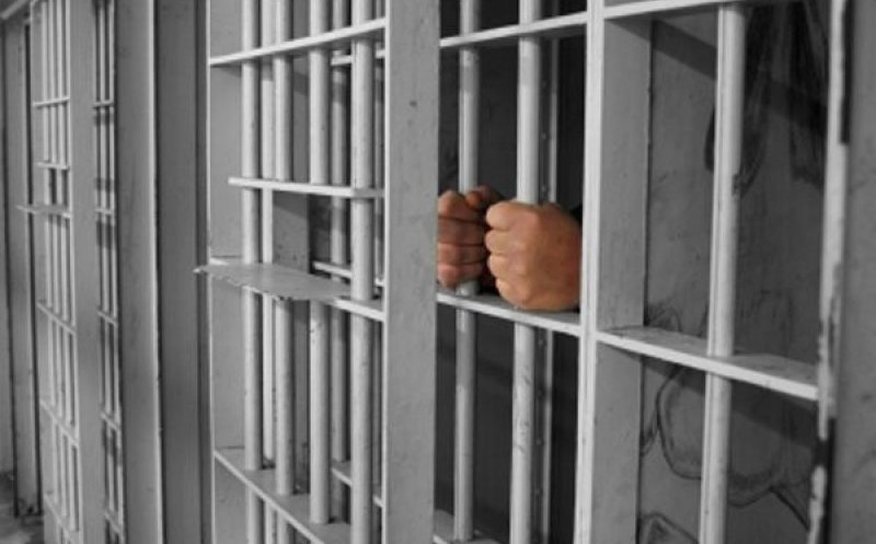 Tentativă de omor la penitenciarul Gherla. Un deţinut ar fi încercat să înjunghie un ofițer cu un ciob de oglindă