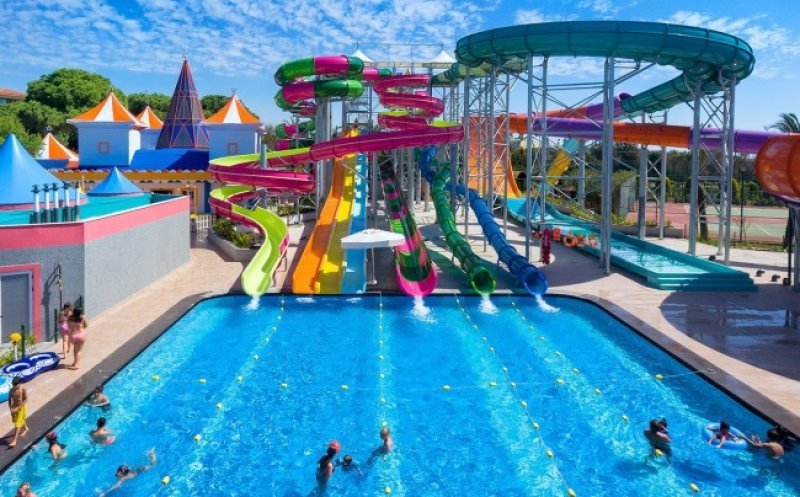 Turda tace și face! S-a semnat contractul pentru studiul de fezabilitate al Aqua Park-ului de mari dimensiuni, pe fonduri europene