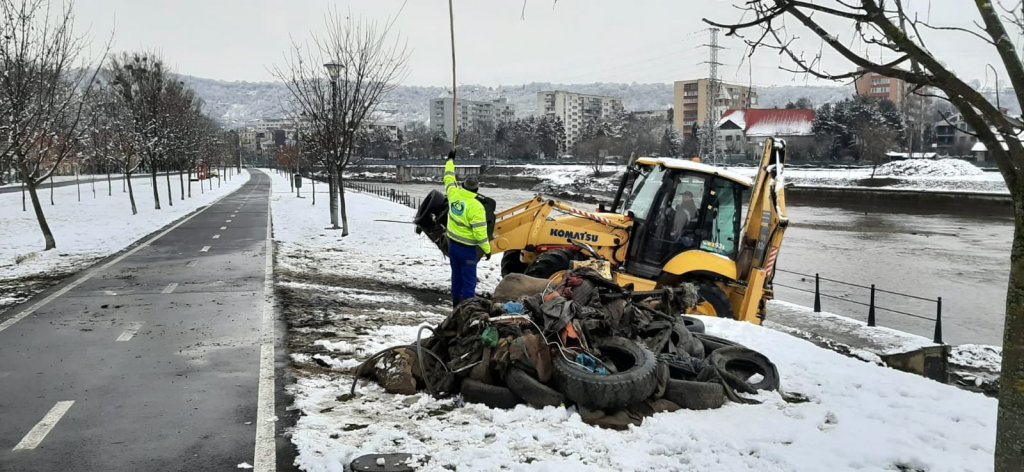 „Deșeuri istorice” găsite în apa Someșului Mic. Cum putem scăpa de mizerie