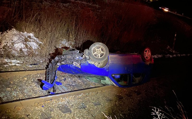 ACCIDENT în Cluj: Cu roţile în sus pe calea ferată. Şoferul, un minor de 16 ani