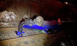 ACCIDENT în Cluj: Cu roţile în sus pe calea ferată. Şoferul, un minor de 16 ani