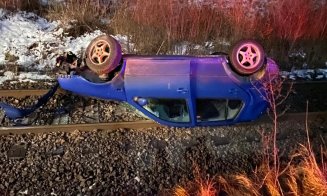ACCIDENT în Cluj: Cu roţile în sus pe calea ferată. Şoferul, un adolescent de 16 ani