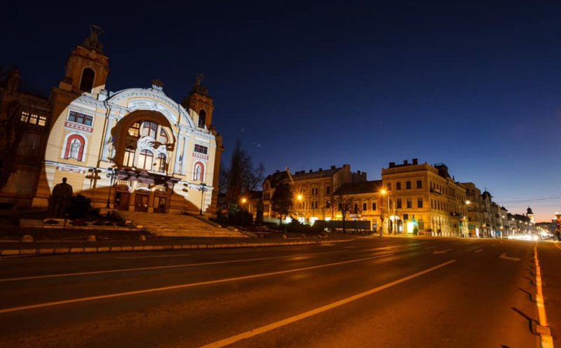 Eminescu a făcut spectacol pe străzile pustii din Cluj-Napoca. Proiecţie pe clădirea Teatrului Național