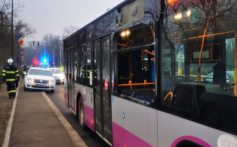 Un ACCIDENT dintre un autobuz şi două automobile a blocat circulaţia în această dimineaţă pe Splaiul Independenţei