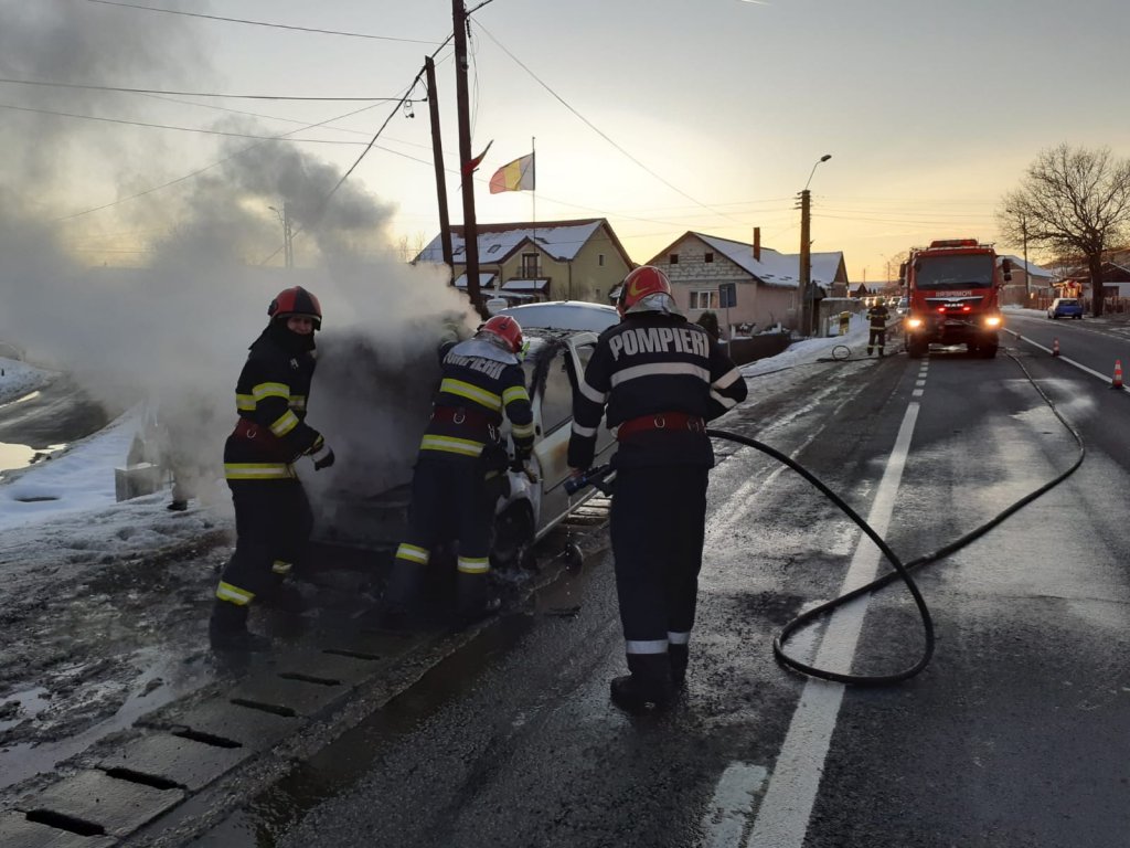 O mașină a luat foc pe stradă la Cluj. De la ce a pornit incendiul
