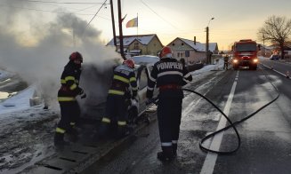 O mașină a luat foc pe stradă la Cluj. De la ce a pornit incendiul