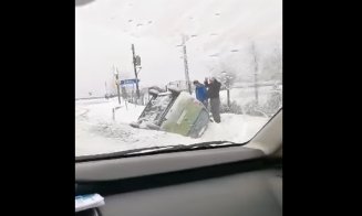 Atenție, șoferi clujeni la polei și zăpadă! / Mașină răsturnată pe un drum din județ