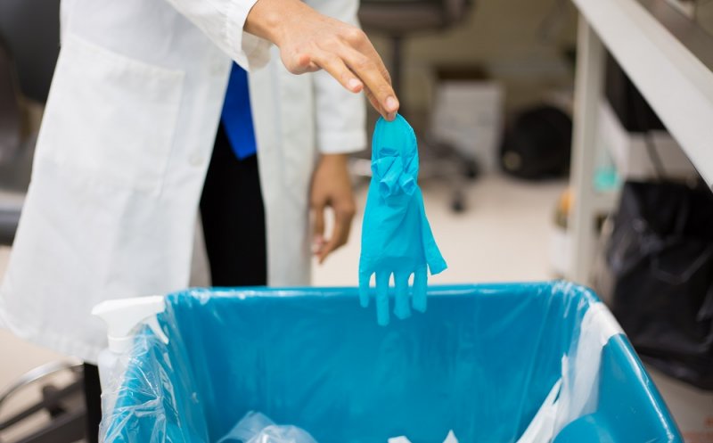OMS: Pandemia a creat un "munte" de deşeuri medicale, care pot fi periculoase