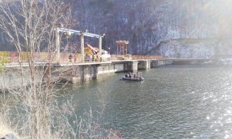Scafandrii au reluat căutările în lacul Tarnița. În mașină ar mai putea fi o persoană
