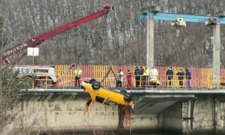 Scafandrii au reușit să scoată mașina căzută în Tarnița