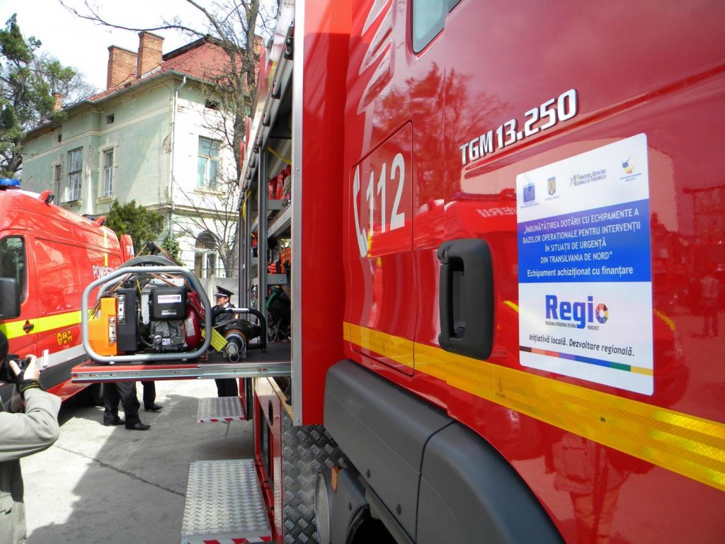 Accident grav în Cluj! O mașină a luat-o pe arătură și s-a răsturnat! Pasagerii au fost găsiți în afara autoturismului