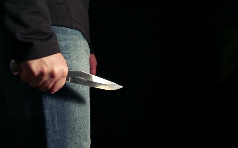 Doi tineri din Cluj, înarmați cu CUȚITE, au amenințat șoferii din trafic: „Sar în fața mașinilor și nu vor să se dea la o parte”