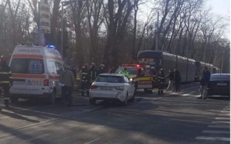 Accident cu trei mașini pe Splaiul Independenței. Una a rupt stâlpii de metal și a ajuns în parc/ Un copil a fost rănit