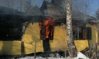 Incendiu la Cluj. O casă de vacanță s-a făcut scrum