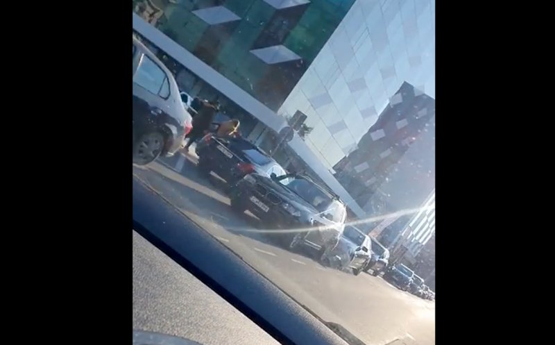 Colegii Andei Adam din Cluj-Napoca: "19 maşini pe pista de biciclete şi 4 în staţia de bus pe strada Henri Barbusse"