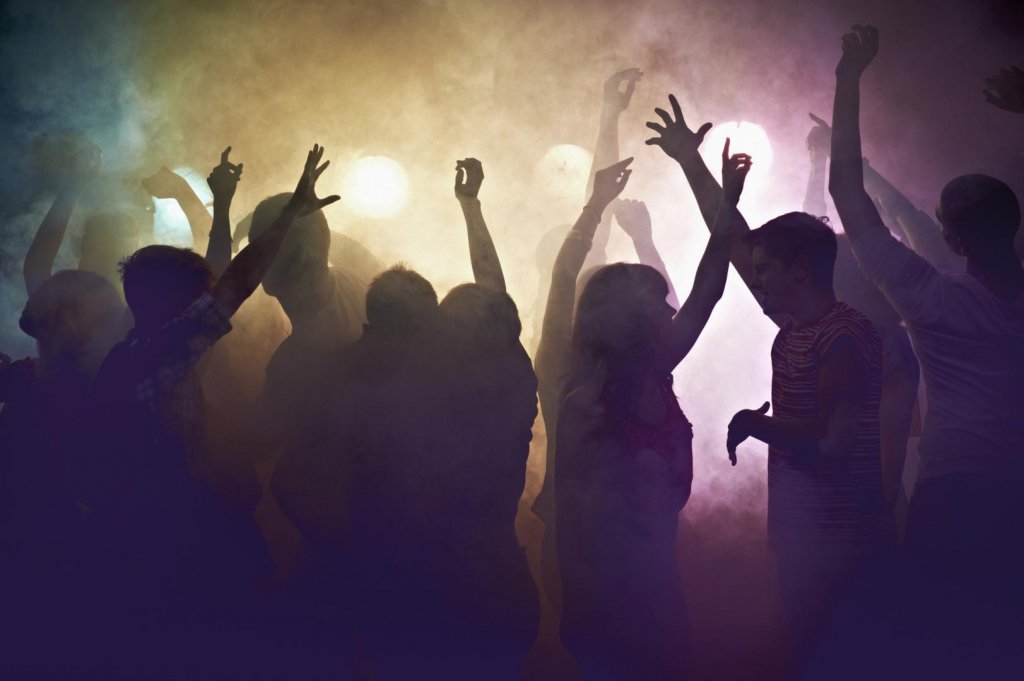 Franţa redeschide discotecile şi autorizează reluarea concertelor cu spectatori în picioare