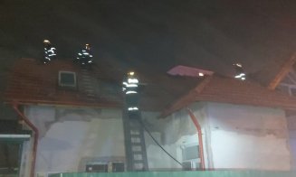 INCENDIU la o casă din Cluj-Napoca. Au ars acoperişul şi instalația electrică din mansardă