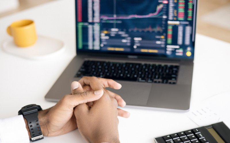 Se văd primele sancțiuni economice ale RĂZBOIUL din Ucraina. Bursa din Rusia în scădere cu 33%