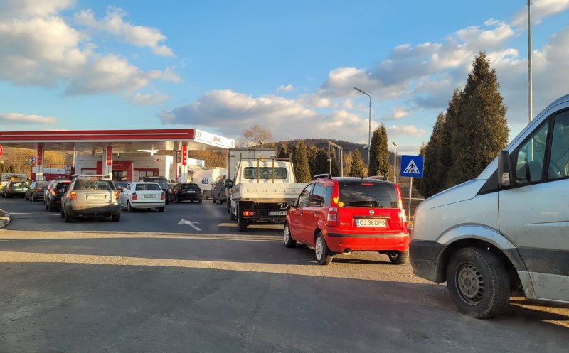 Benzinăriile din Cluj, luate cu asalt de șoferi. Cozi de zeci de mașini la pompe