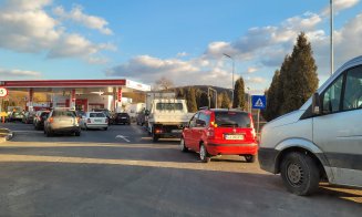Benzinăriile din Cluj, luate cu asalt de șoferi. Cozi de zeci de mașini la pompe