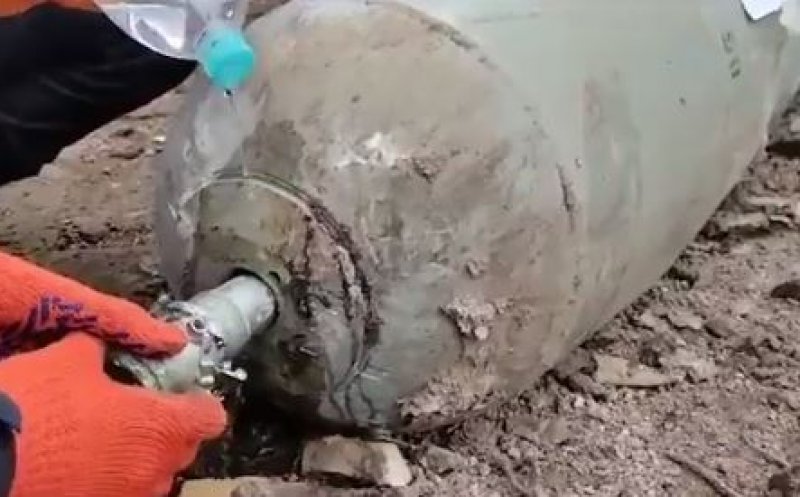 Soldații ucraineni au dezamorsat o bombă folosind doar o sticlă cu apă