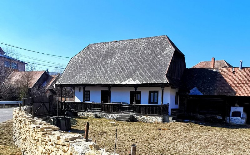Încă o casă lăudată de arhitectul șef al Clujului: Lemn, piatră, argilă şi măiestria meșterilor
