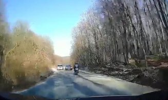 La un pas de o TRAGEDIE pe drumul din Făget! Impact frontal evitat la mustaţă de un motociclist