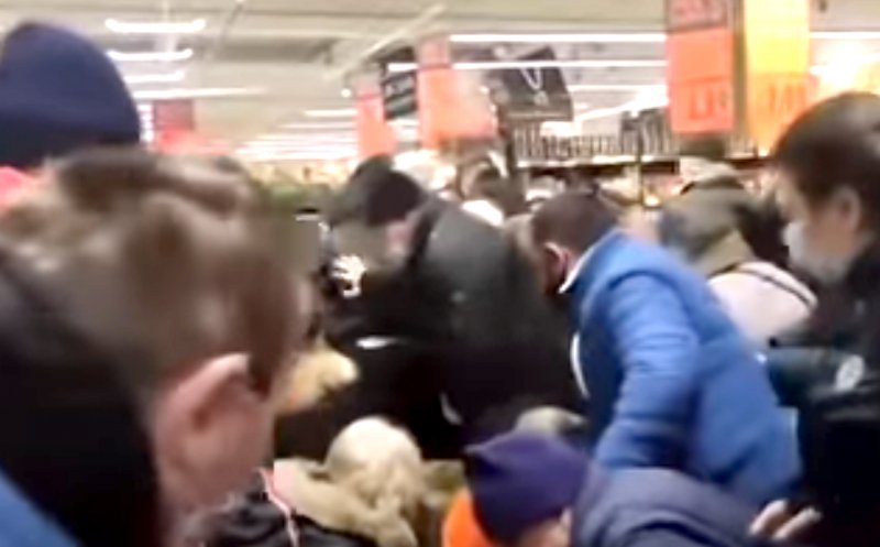 A murit la coadă la ulei. Isterie pentru o promoție și bătaie pentru a ajunge la rafturi