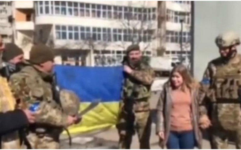 Un soldat ucrainean s-a căsătorit cu iubita lui în plină stradă. După eveniment, a plecat la război