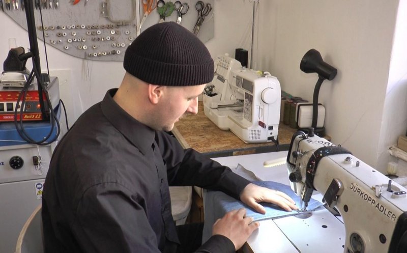 Designer din Cluj, atelier care transformă hainele vechi pentru că o pereche nouă de blugi înseamnă 10.000 de litri de apă consumaţi