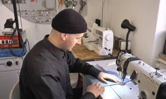 Designer din Cluj, atelier care transformă hainele vechi pentru că o pereche nouă de blugi înseamnă 10.000 de litri de apă consumaţi
