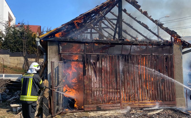 Un garaj a luat foc în zona de case din Făget. O femeie de 80 de ani a sărit să stingă focul și a suferit arsuri