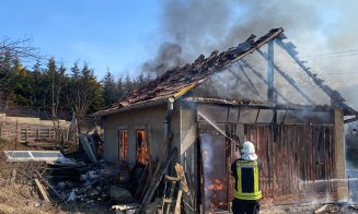 Un garaj a luat foc în zona de case din Făget. O femeie de 80 de ani a sărit să stingă focul și a suferit arsuri