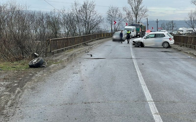 Impact violent între două mașini pe un drum din Cluj. Doi tineri, transportați la spital