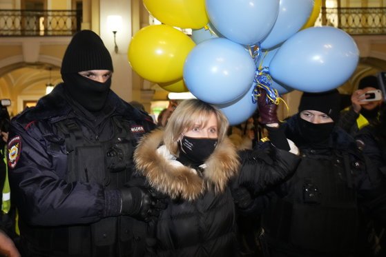 Peste 200 de persoane au fost arestate în Rusia pentru manifestaţii împotriva războiului