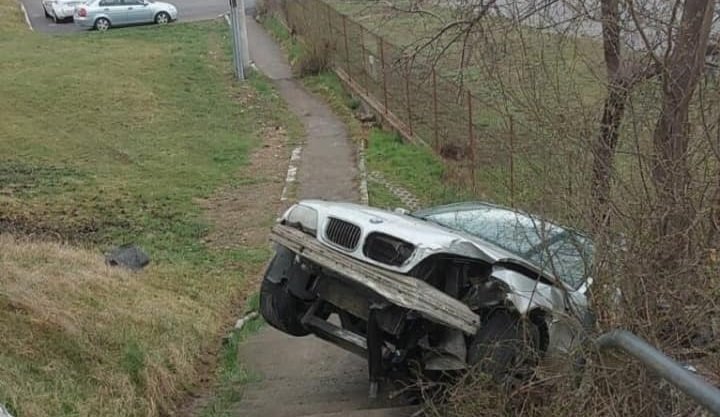 Mașină blocată pe scări în zona Podului IRA. Șoferul a fugit de la locul accidentului