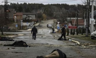 Cadavrele a 410 civili au fost găsite în regiunea Kiev, după retragerea soldaţilor ruşi. Kremlinul spune că imaginile sunt fabricate de Kiev