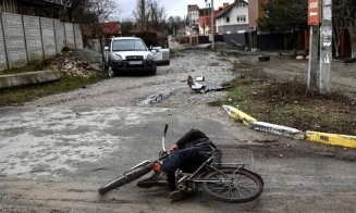 Cadavrele a 410 civili au fost găsite în regiunea Kiev, după retragerea soldaţilor ruşi. Kremlinul spune că imaginile sunt fabricate de Kiev