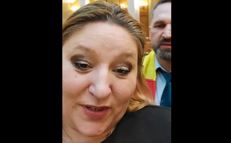 Șoșoacă a părăsit sala de plen la discursul lui Zelenski şi spune că Parlamentul României ar avea obligația să-l invite și pe Putin