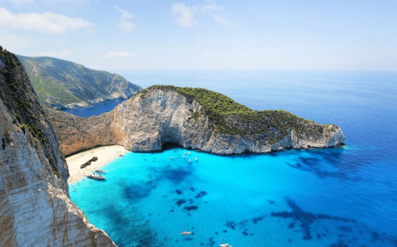 Grecia scoate toate restricţiile anti-COVID pe durata sezonului turistic