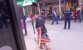Liniile CTP, raiul cerșetorilor! S-a instalat cu scaun cu tot în autobuz și le-a altoit pe tinerele care nu scoteau bani