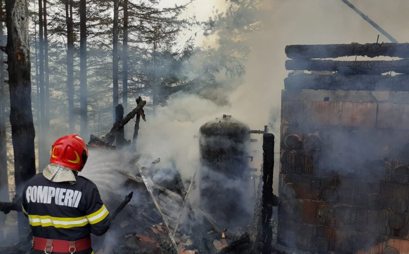 INCENDIU în curtea unei biserici din județul Cluj. Flăcările riscau să se extindă și la brazi