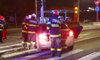 Accident pe strada Observatorului. Un tânăr de 20 de ani și-a distrus mașina după ce a lovit un stâlp
