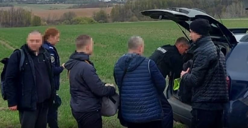 Patru bărbați ucraineni au fost depistați dintr-un elicopter când încercau să treacă ilegal în România