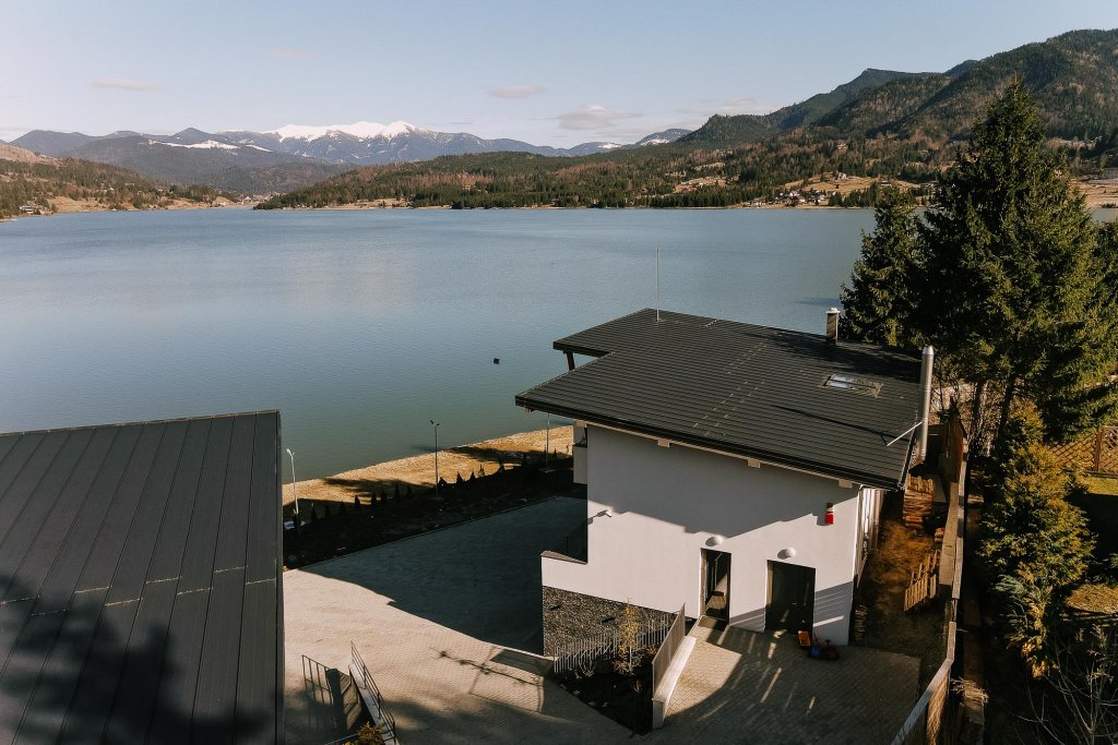 Cât te costă să-ți cumperi un resort, cu o panoramă de poveste, pe un loc de munte din Transilvania