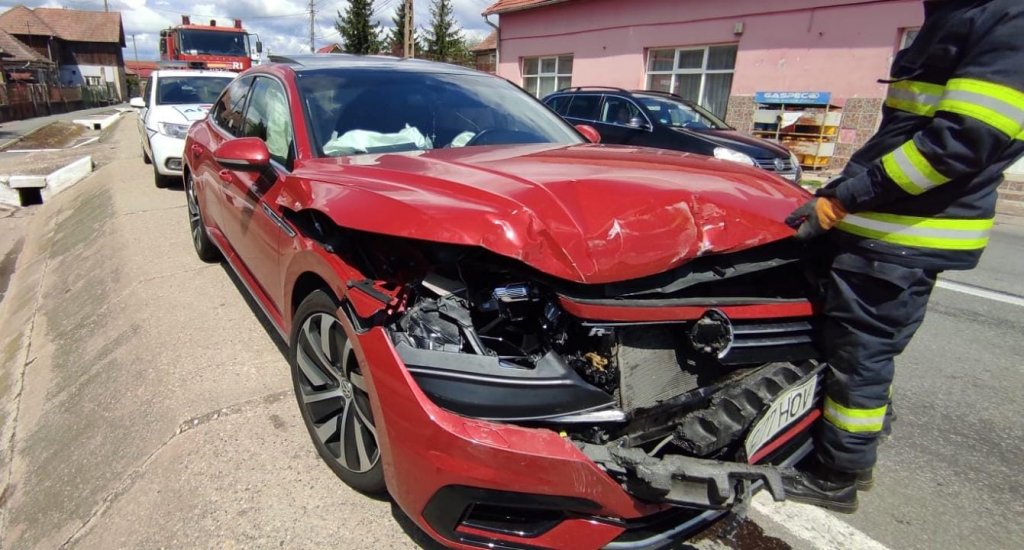 Accident cu trei mașini pe un drum din Cluj. Incidentul, anunțat prin sistemul de alertă eCall