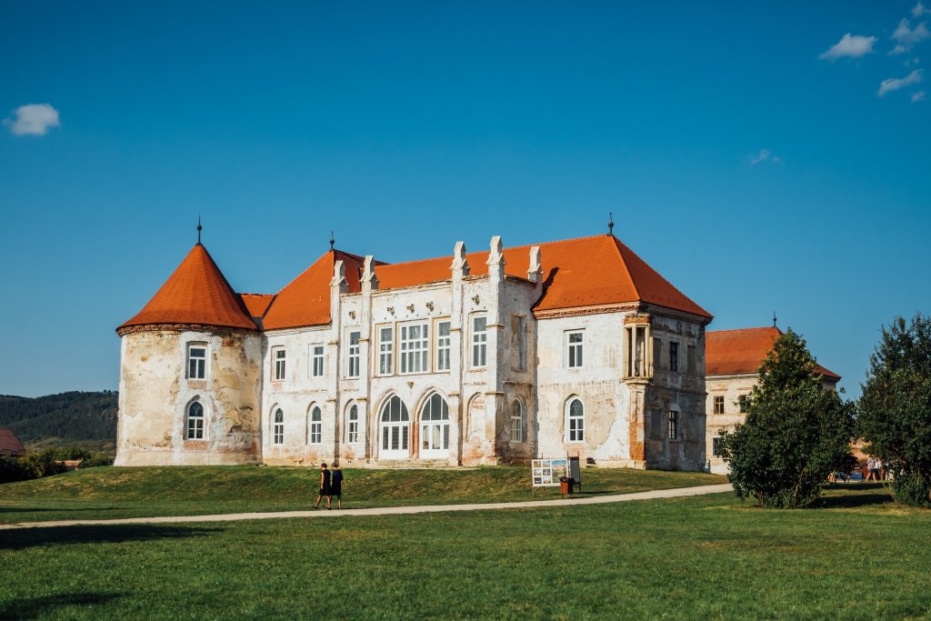 Ziua Porţilor Deschise la Castelul Bánffy: Tur ghidat, expoziție, ateliere, jocuri de societate și excursii cu bicicleta prin Bonțida
