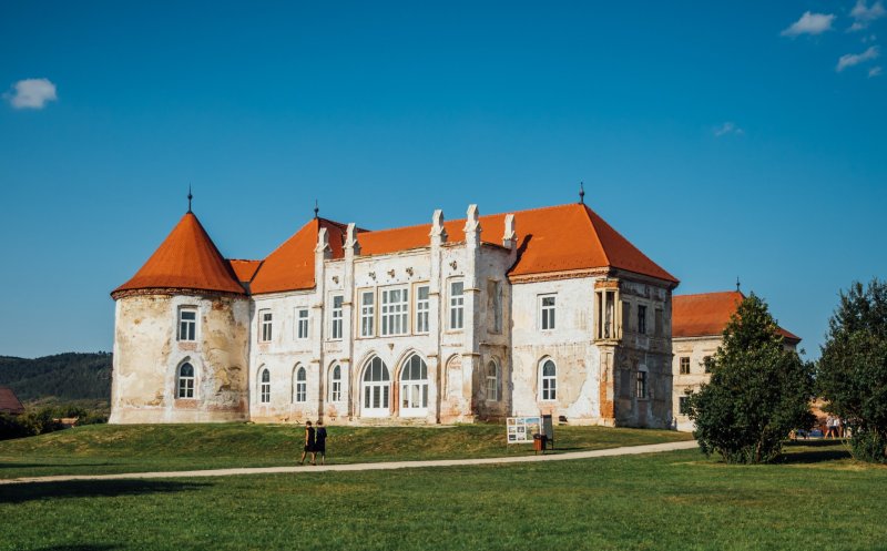 Ziua Porţilor Deschise la Castelul Bánffy: Tur ghidat, expoziție, ateliere, jocuri de societate și excursii cu bicicleta prin Bonțida