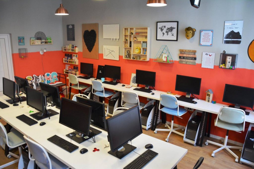 Profesorii din Cluj se perfecționează digital cu bani de la Primărie. Care sunt regulile