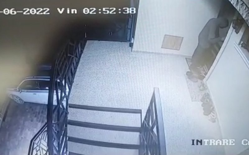 Hoții de case terorizează o localitate de lângă Cluj-Napoca. Au fost surprinși pe camerele VIDEO cum încearcă clanțele